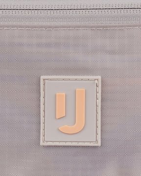 Nahe Aufnahme des Logos auf der wasserabweisenden 2in1 Bauchtasche 'Jimmy' von Johnny Urban