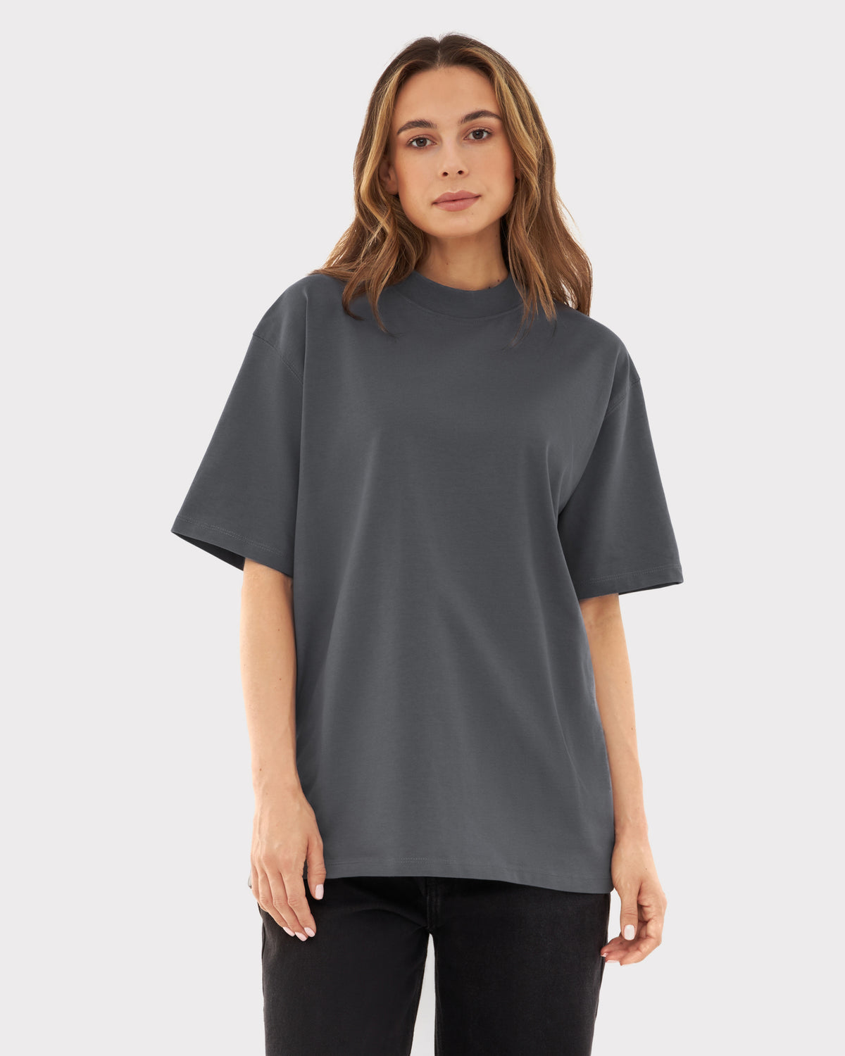 Frau trägt oversized graues T-Shirt 'Sammy' von Johnny Urban mit kurzen Ärmeln