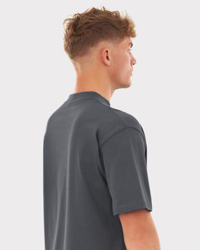 Mann von hinten mit kurzem lockigem Haar trägt dunkelgraues Johnny Urban T-Shirt 'Sammy' oversized Passform