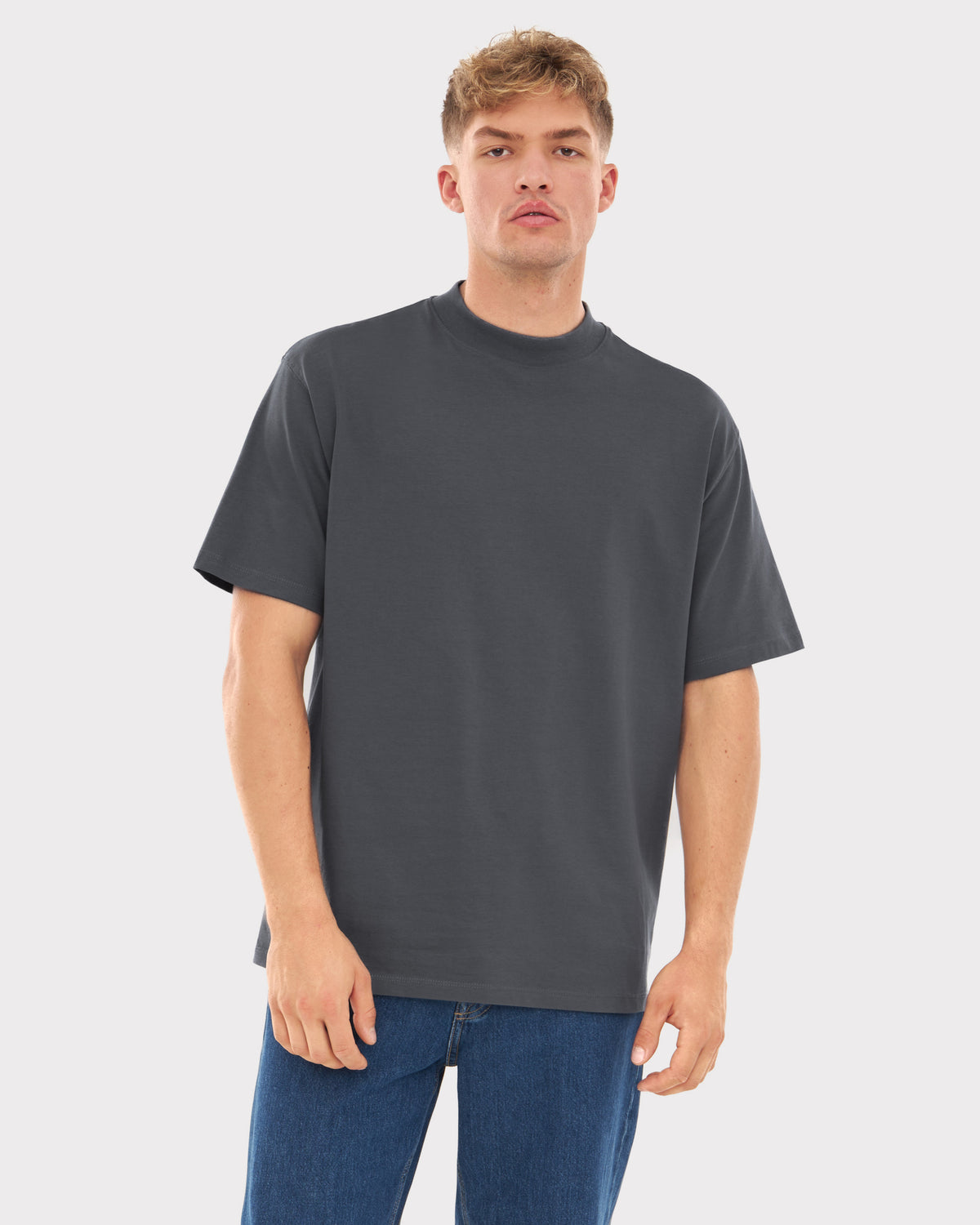 Mann trägt graues oversized T-Shirt 'Sammy' und blaue Jeans
