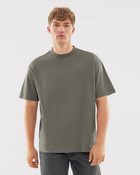 Mann trägt T-Shirt 'Sammy' in grauer Olive mit oversized Schnitt