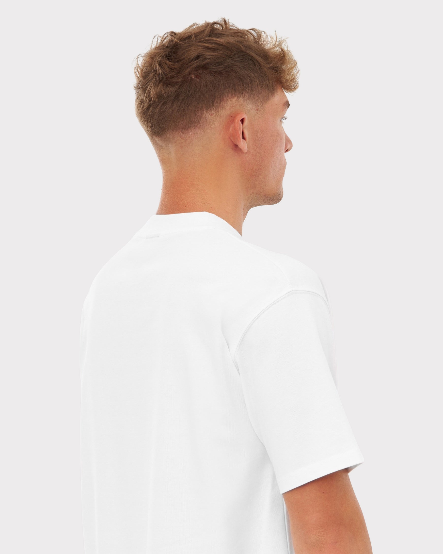 Mann von hinten trägt weißes Johnny Urban T-Shirt 'Sammy' mit lockerem, oversized Schnitt