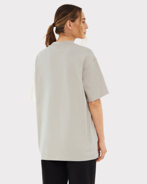 Frau trägt beige oversized T-Shirt 'Sammy' von Johnny Urban mit kurzem Ärmel, Rückansicht