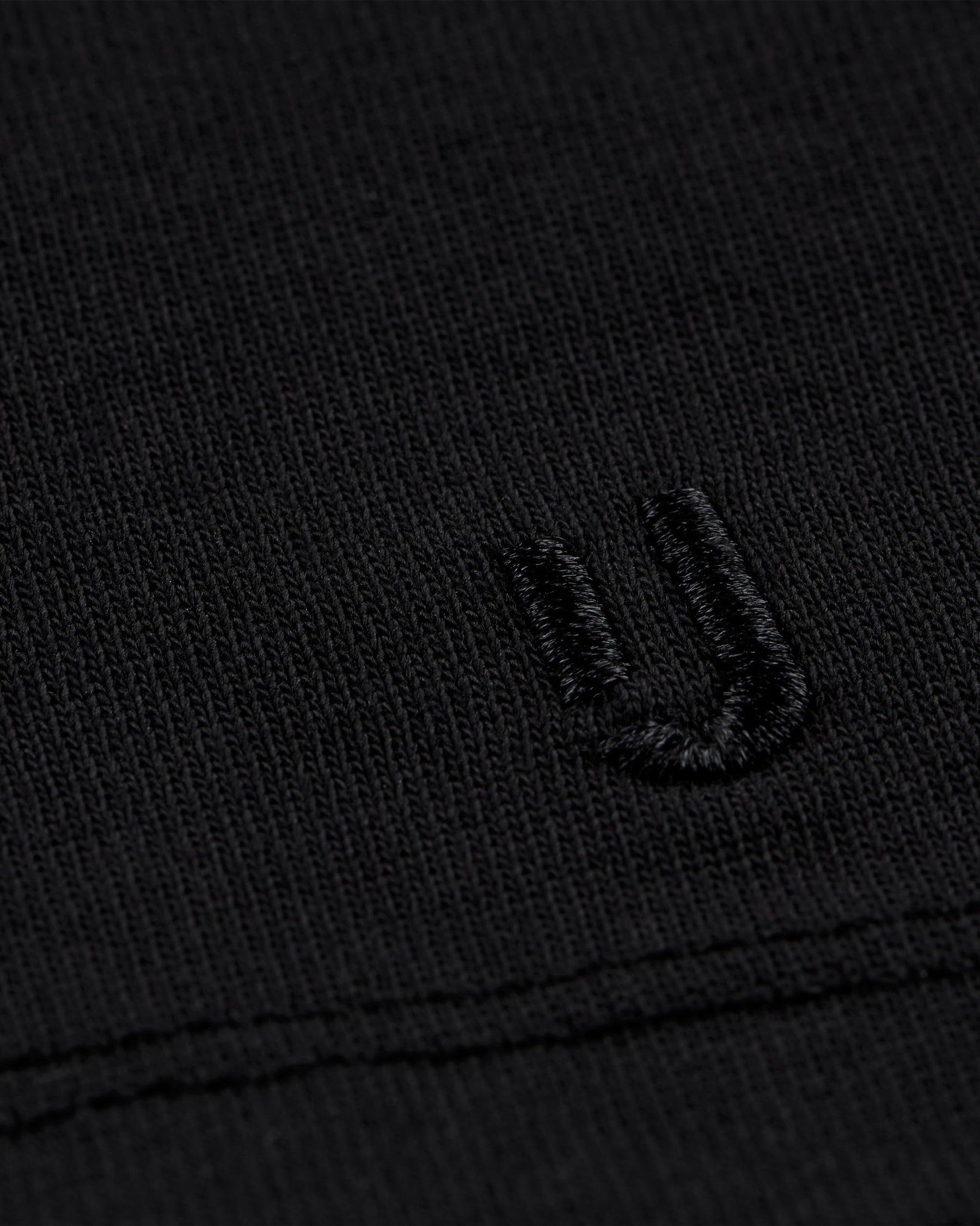 schwarzes Stoffdetail mit gesticktem 'JU'-Logo auf T-Shirt Sammy