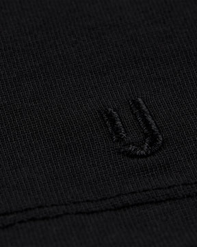 schwarzes Stoffdetail mit gesticktem 'JU'-Logo auf T-Shirt Sammy