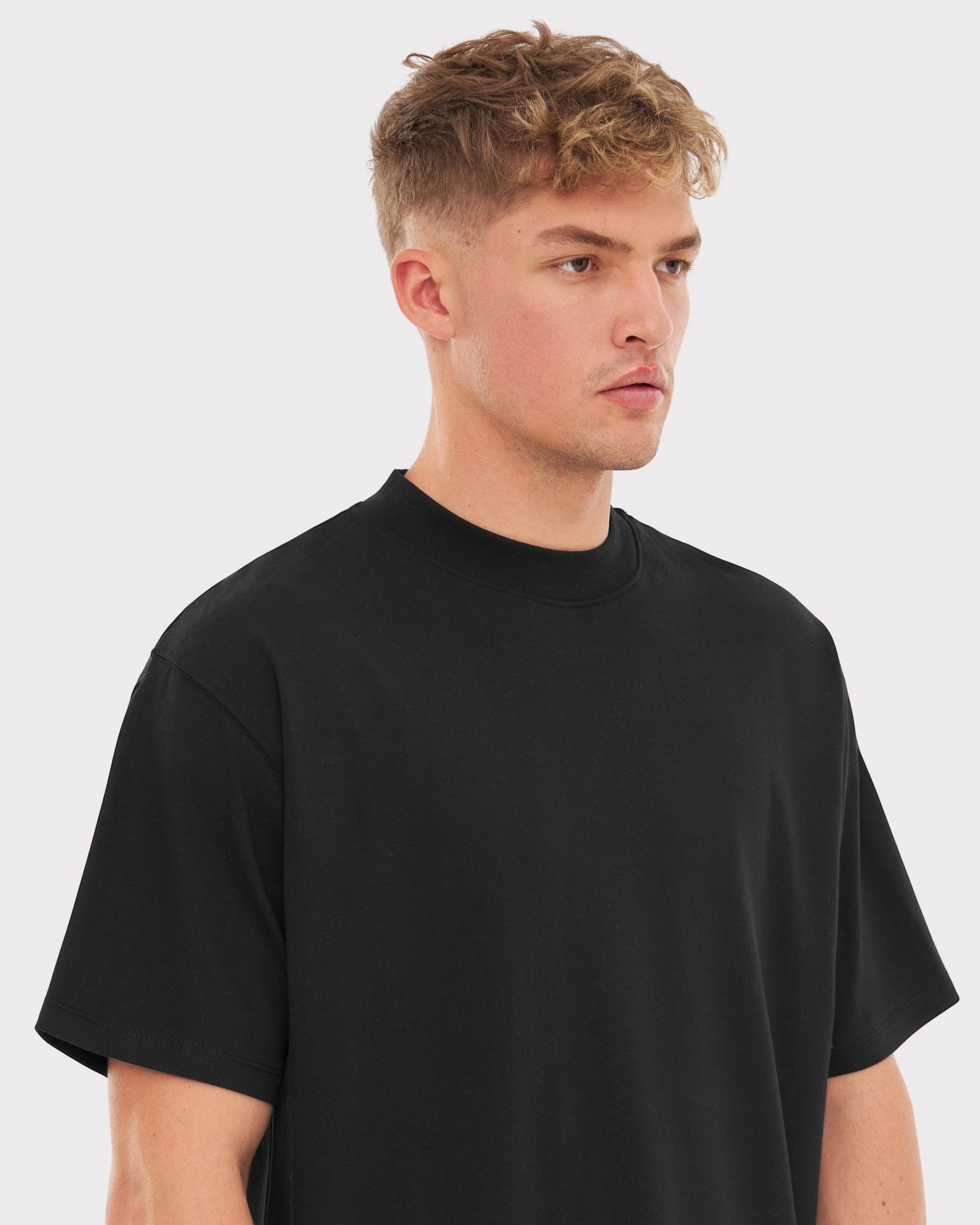 Mann trägt schwarzes, oversized Kurzarm-T-Shirt 'Sammy' von Johnny Urban
