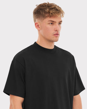 Mann trägt schwarzes, oversized Kurzarm-T-Shirt 'Sammy' von Johnny Urban