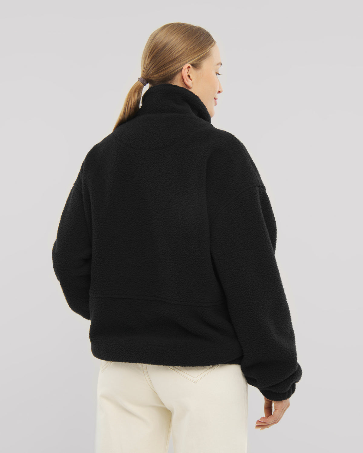 Unser Fleecepullover Ruben ist das perfekte Essential für alle, die es gerne warm und gemütlich haben - hier in Schwarz.  