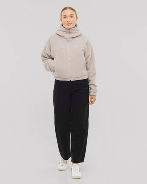 Die Fleecejacke Nova überzeugt durch ihren stylischen Look in beige, sowie ihre zahlreichen Kombinationsmöglichkeiten. 
