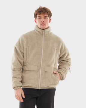 Mann trägt beige Teddy Fleecejacke 'Carson' mit hohem Kragen und Reißverschluss