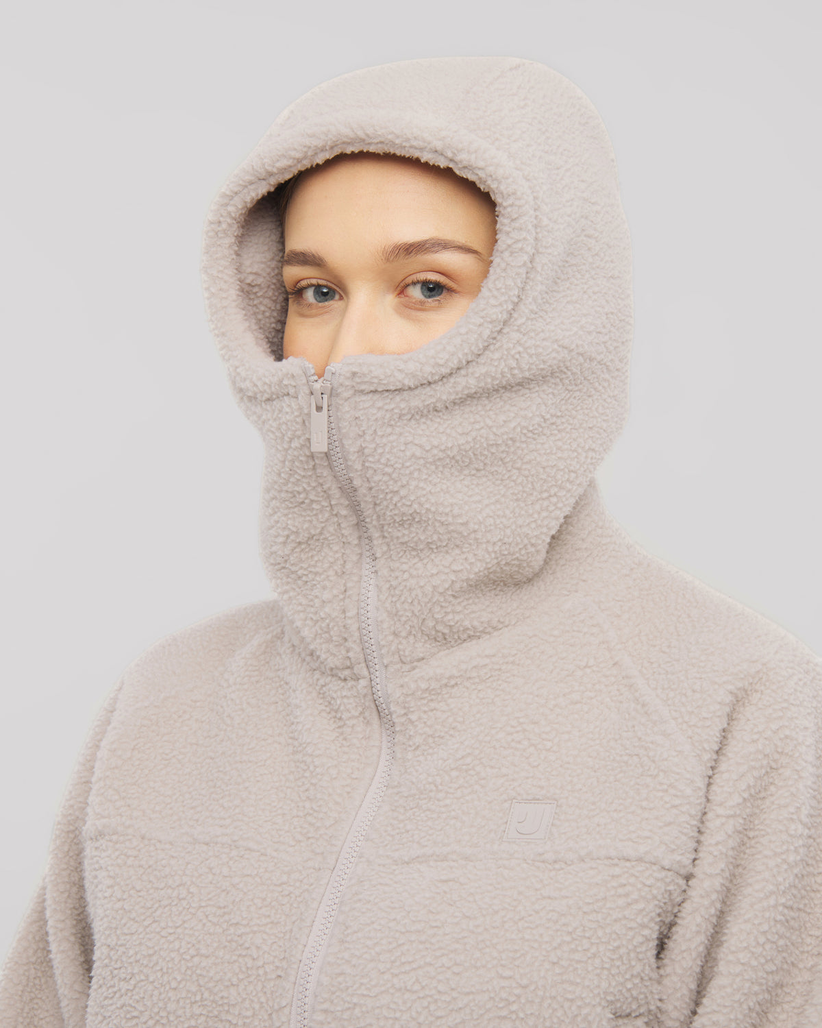 Die hohe Kapuze unserer Fleecejacke Nova gibt dir Schutz vor jedem Wetter und hält dich dank ihres weichen Stoffes überall warm. 
