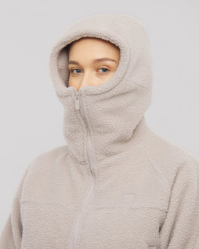 Die hohe Kapuze unserer Fleecejacke Nova gibt dir Schutz vor jedem Wetter und hält dich dank ihres weichen Stoffes überall warm. 