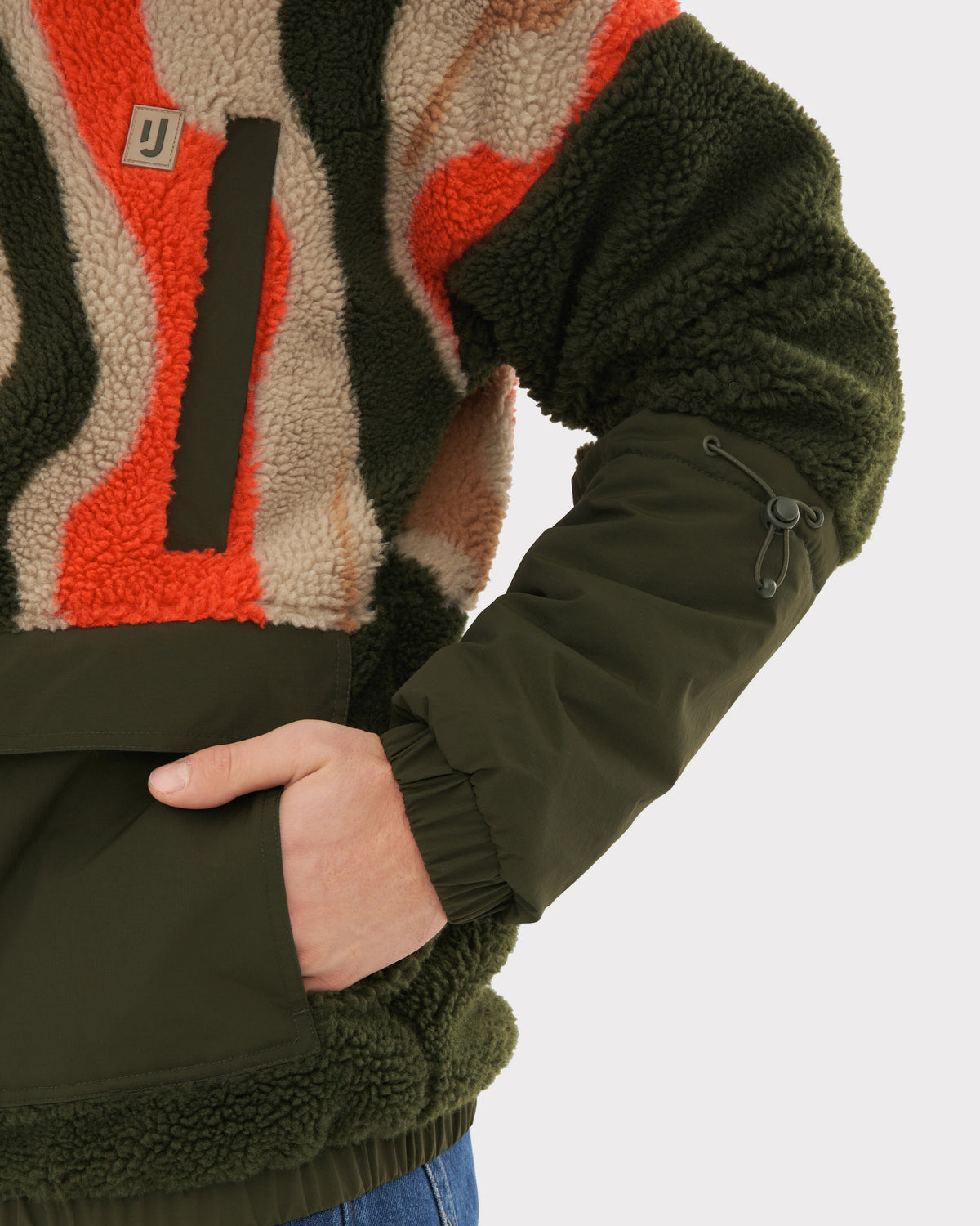 Teddy Fleecejacke 'Carson' mit olivgrünen Ärmeln und buntem Muster in Orange, Beige und Dunkelgrün