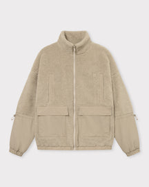 Teddy Fleecejacke 'Carson' in Beige mit Reißverschluss, zwei Brusttaschen, zwei großen Taschen mit Klappen und elastischem Saum und Ärmeln