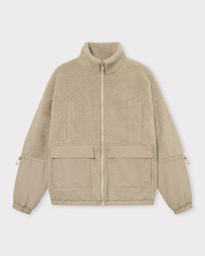 Teddy Fleecejacke 'Carson' in Beige mit Reißverschluss, zwei Brusttaschen, zwei großen Taschen mit Klappen und elastischem Saum und Ärmeln