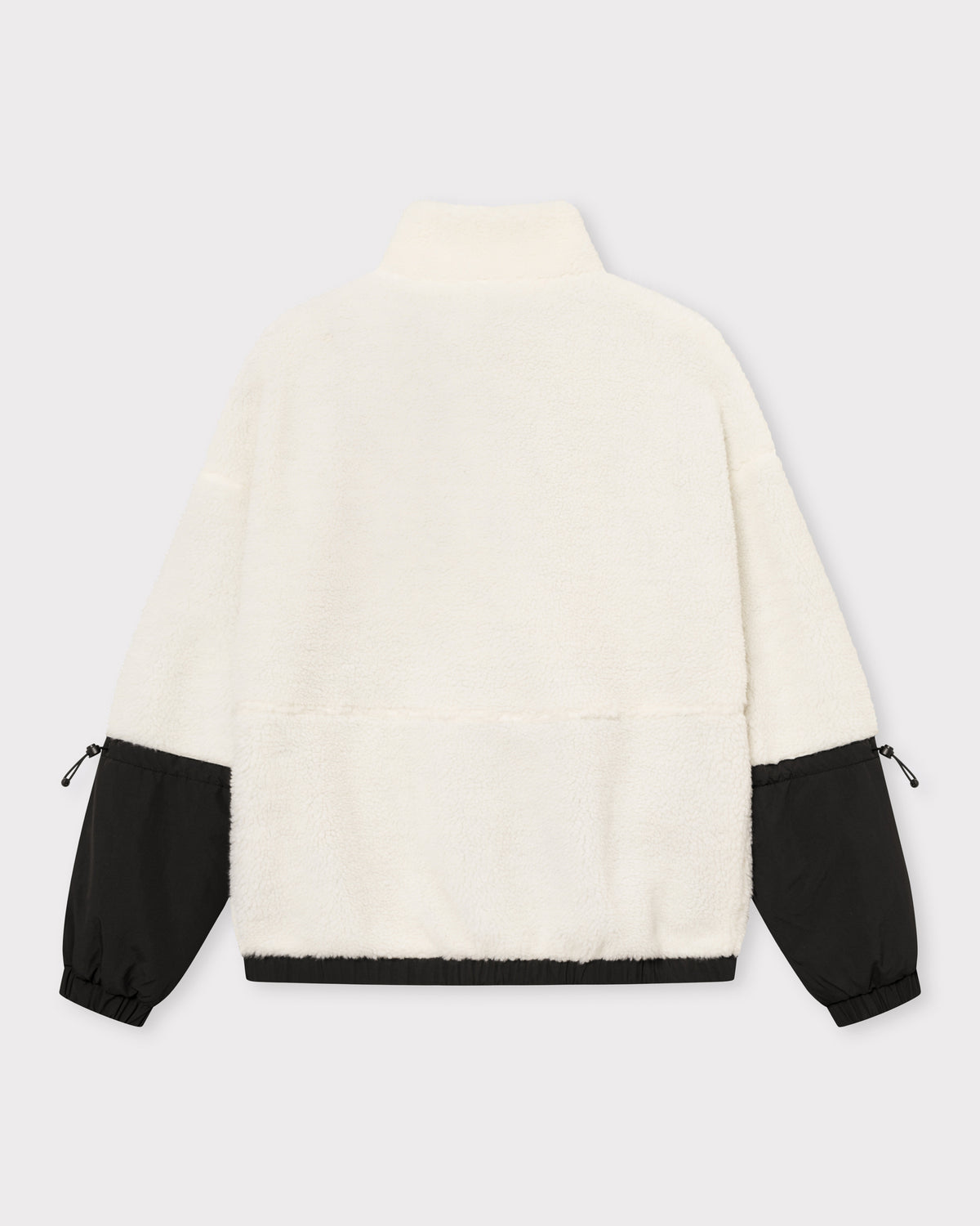 Rückansicht der Teddy Fleecejacke 'Carson' in Creme mit schwarzen Ärmeln und elastischem Saum