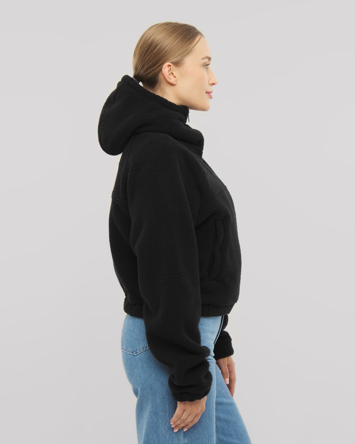 Die Fleecejacke Nova in beige mit Druckknöpfen in den Seitentaschen für eine sichere Aufbewahrung all deiner Essentials. 