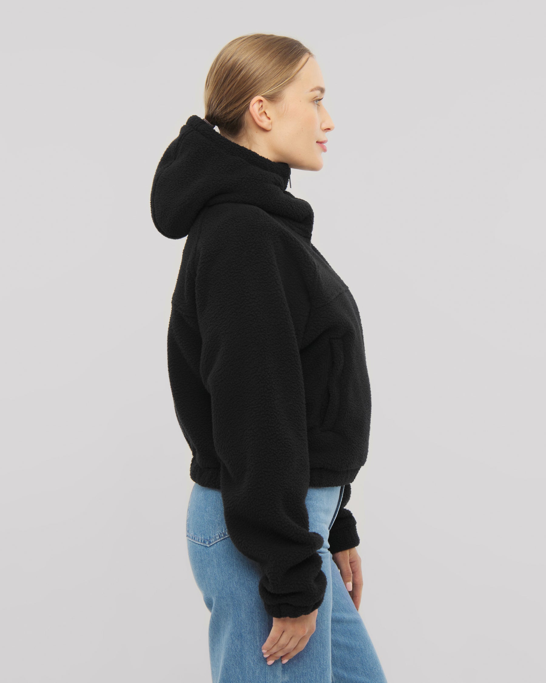 Die Fleecejacke Nova in beige mit Druckknöpfen in den Seitentaschen für eine sichere Aufbewahrung all deiner Essentials. 