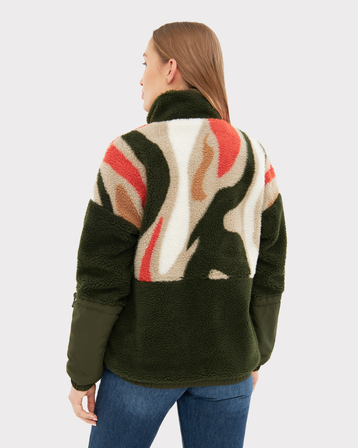 Damen trägt Teddy Fleecejacke 'Carson' in Olive mit mehrfarbigem, abstraktem Print auf der Rückseite
