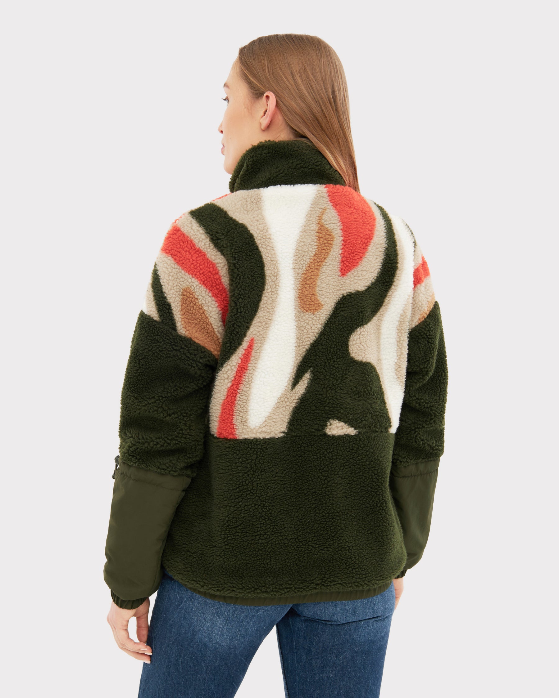 Damen trägt Teddy Fleecejacke 'Carson' in Olive mit mehrfarbigem, abstraktem Print auf der Rückseite