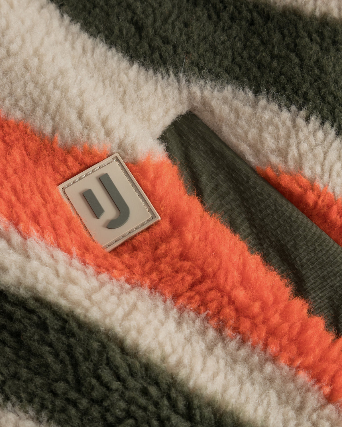 Teddy Fleecejacke 'Carson' mit olivgrünen, cremefarbenen und orangen Streifen und Johnny Urban Logo-Label