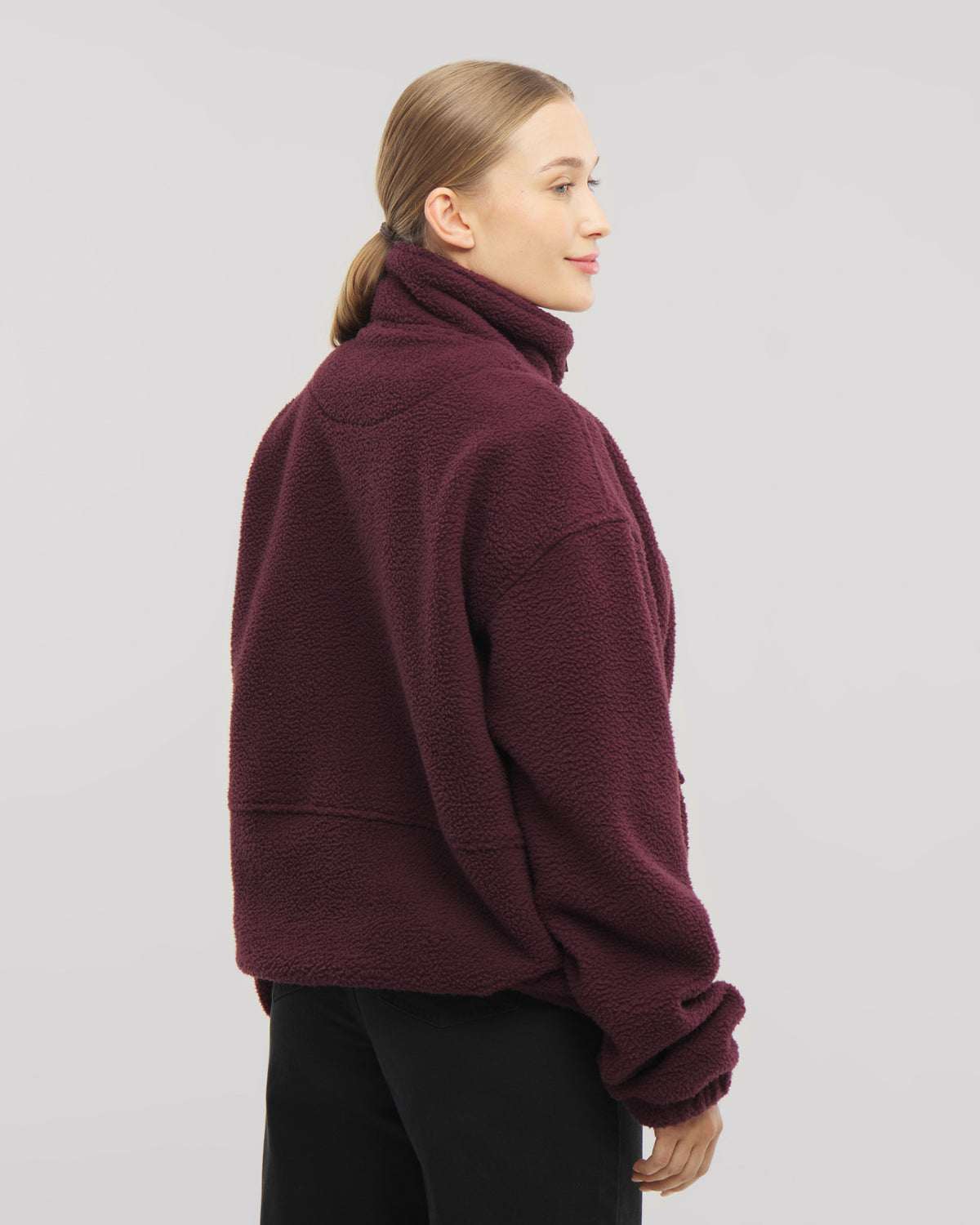 Unser Fleecepullover Ruben ist das perfekte Essential für alle, die es gerne warm und gemütlich haben - hier in Burgunderrot.  