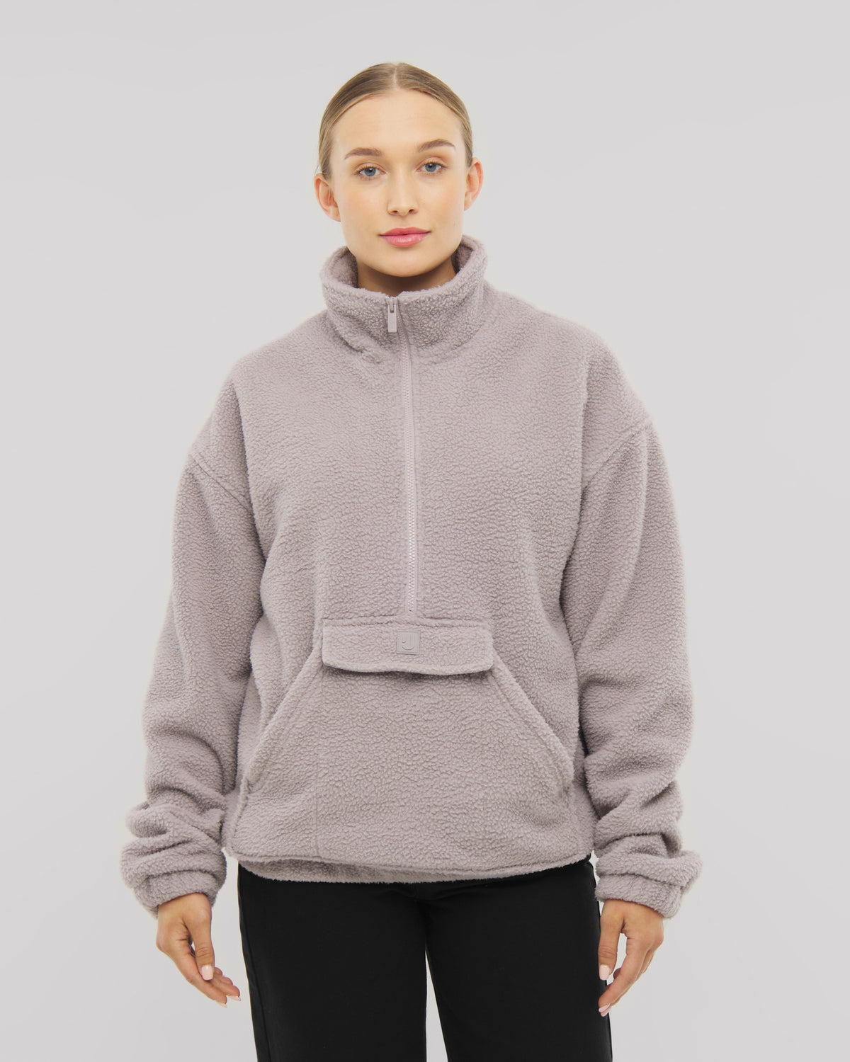 Der perfekte Fleecepullover für Damen in Grau - unser Fleecepullover Ruben mit weichen Kängurutaschen für deine Hände. 
