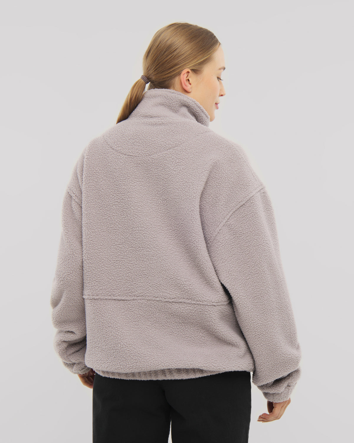 Unser Fleecepullover Ruben ist das perfekte Essential für alle, die es gerne warm und gemütlich haben - hier in Grau. 