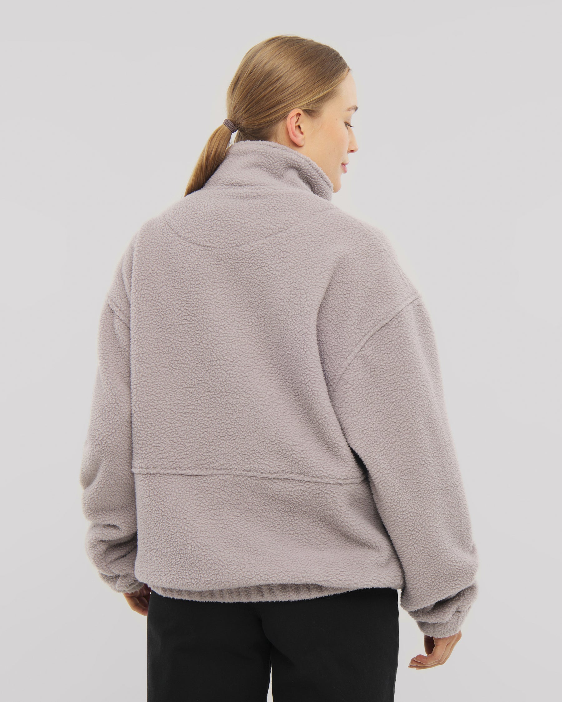 Unser Fleecepullover Ruben ist das perfekte Essential für alle, die es gerne warm und gemütlich haben - hier in Grau. 