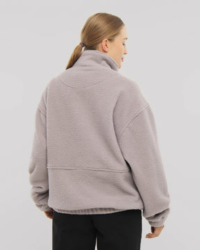 Unser Fleecepullover Ruben ist das perfekte Essential für alle, die es gerne warm und gemütlich haben - hier in Grau. 