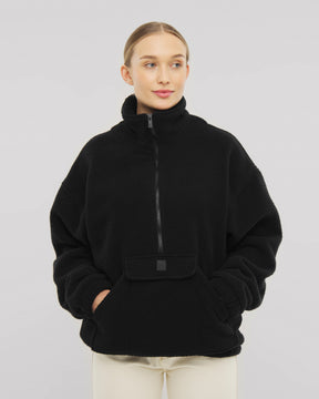Der perfekte Fleecepullover für Damen in Schwarz - unser Fleecepullover Ruben mit weichen Kängurutaschen für deine Hände. 
