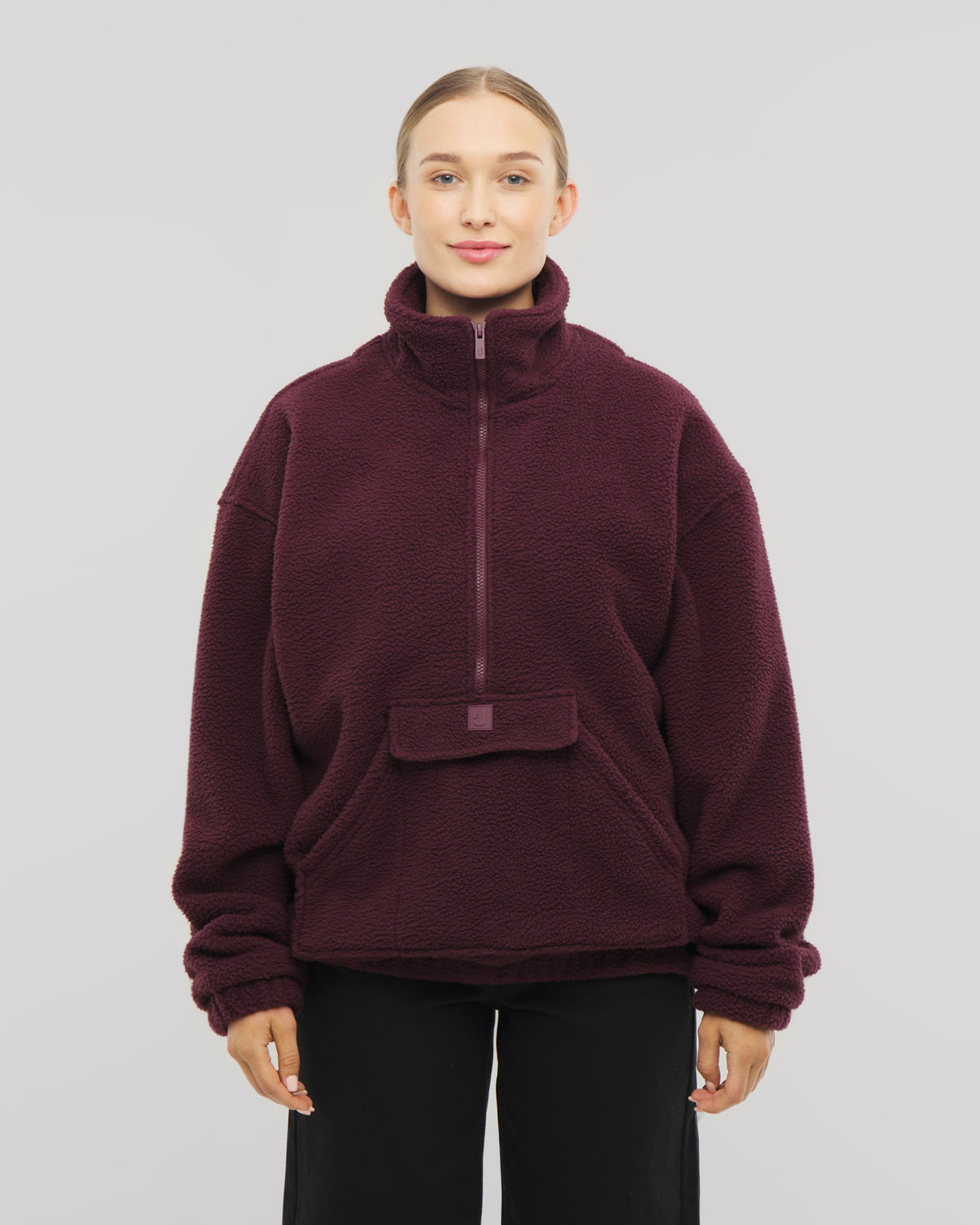 Der perfekte Fleecepullover für Damen in Burgunderrot - unser Fleecepullover Ruben mit weichen Kängurutaschen für deine Hände. 