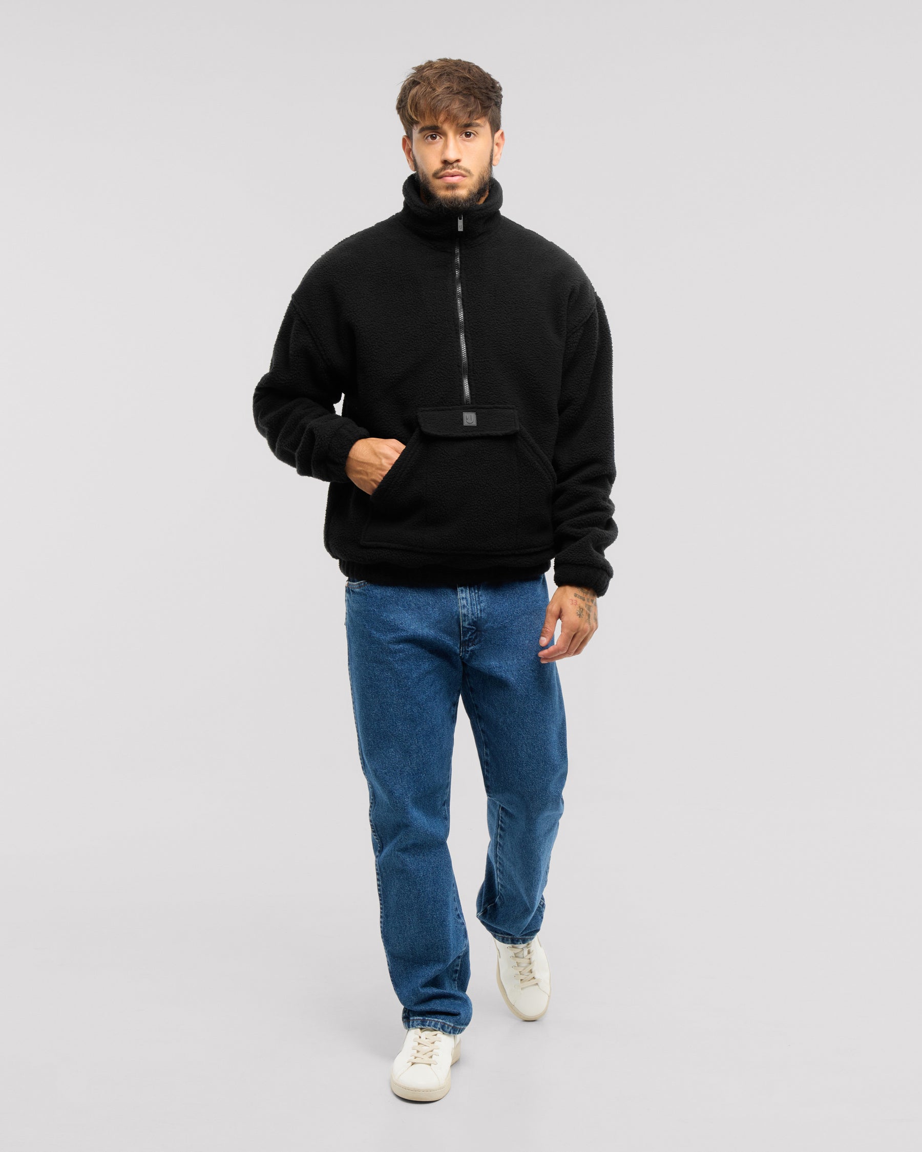 Unser Fleecepullover Ruben gibt dir dank seines Metallzippers sicheren Halt und dank der verschließbaren Tasche einen Ort für deine wichtigsten Essentials. 