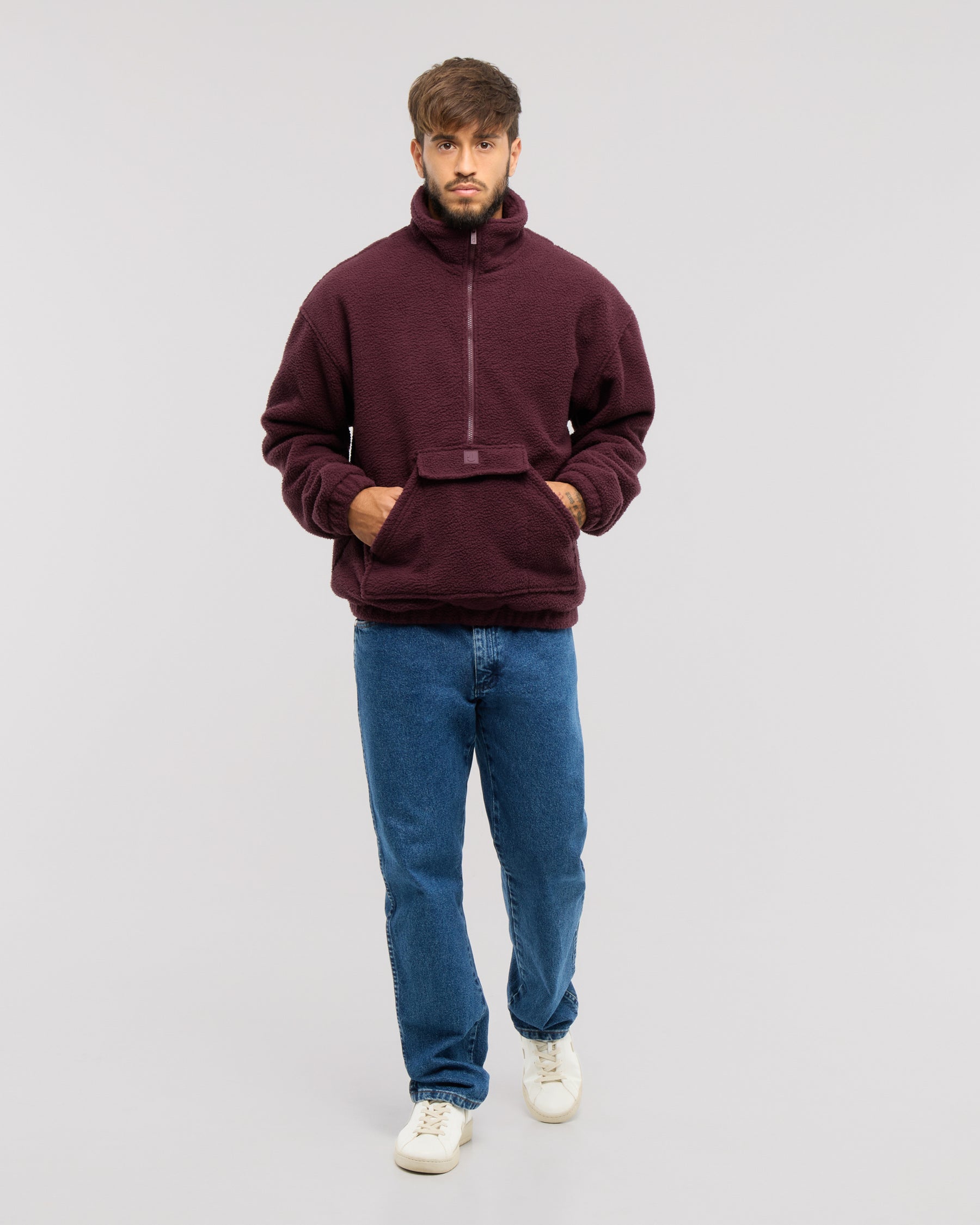 Unser Fleecepullover Ruben gibt dir dank seines Metallzippers sicheren Halt und dank der verschließbaren Tasche einen Ort für deine wichtigsten Essentials. 