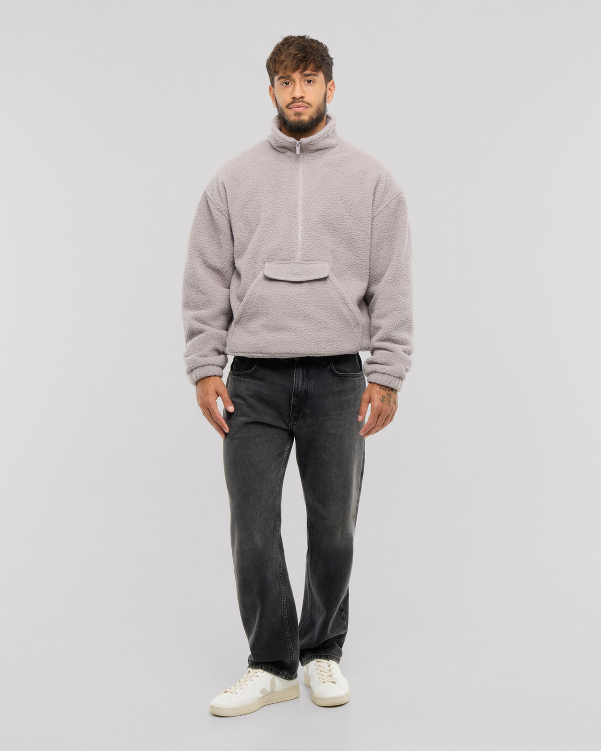 Unser Fleecepullover Ruben gibt dir dank seines Metallzippers sicheren Halt und dank der verschließbaren Tasche einen Ort für deine wichtigsten Essentials. 