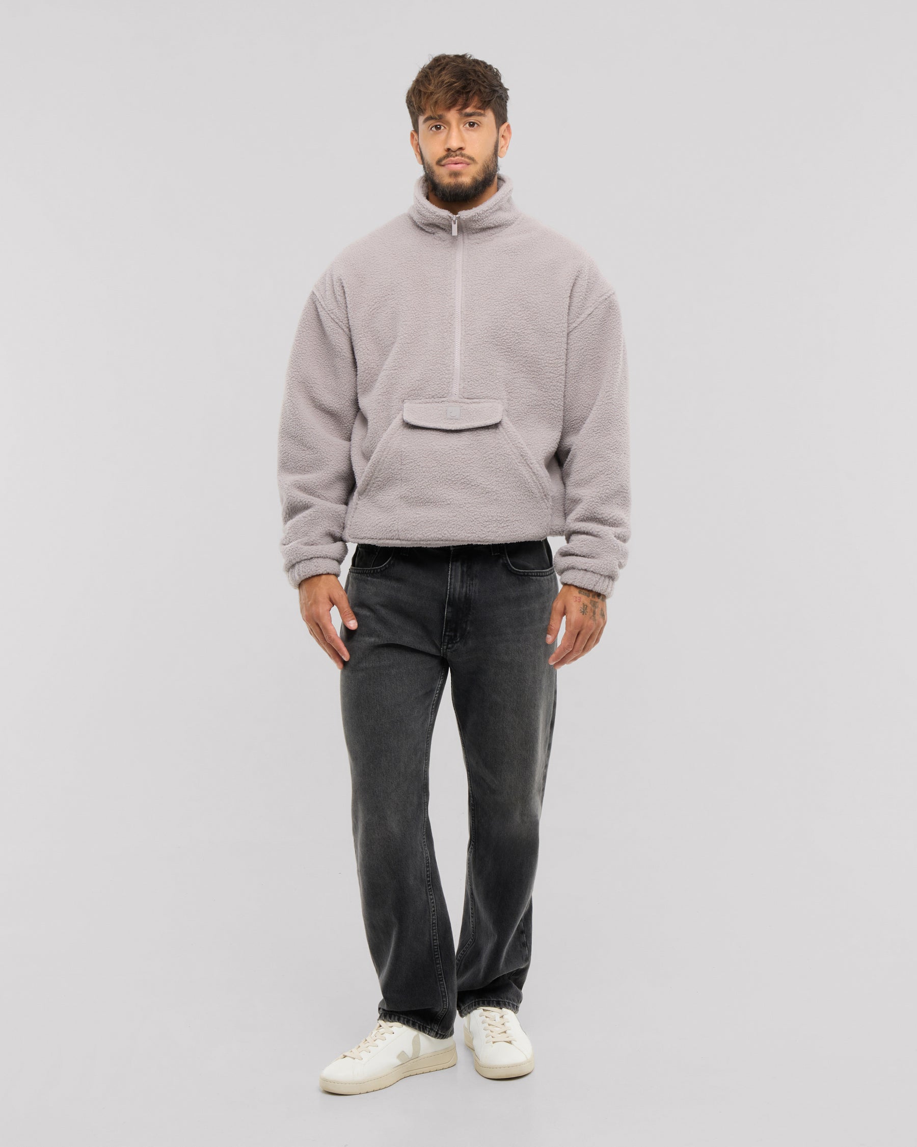 Unser Fleecepullover Ruben gibt dir dank seines Metallzippers sicheren Halt und dank der verschließbaren Tasche einen Ort für deine wichtigsten Essentials. 