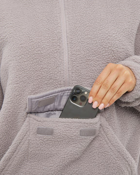 Bewahre dein Handy und deine wichtigsten Essentials in der verschließbaren Tasche unseres Ruben-Fleecepullovers stets sicher auf. 