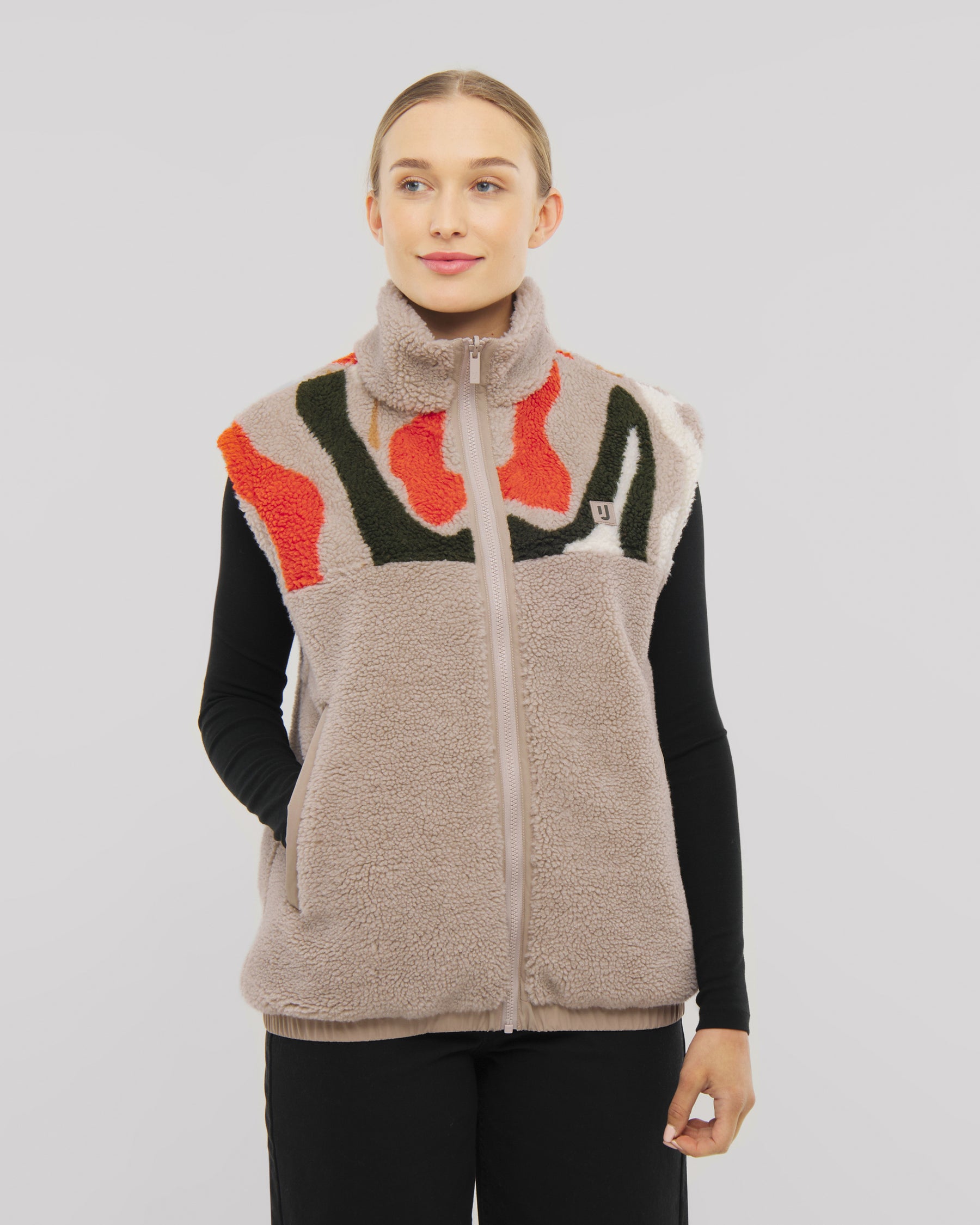Unsere Fleecejacke Bryson für Damen bietet neben zwei Seitentaschen auf der Teddy-Seite auch drei auf der Ripstopp-Seite. 