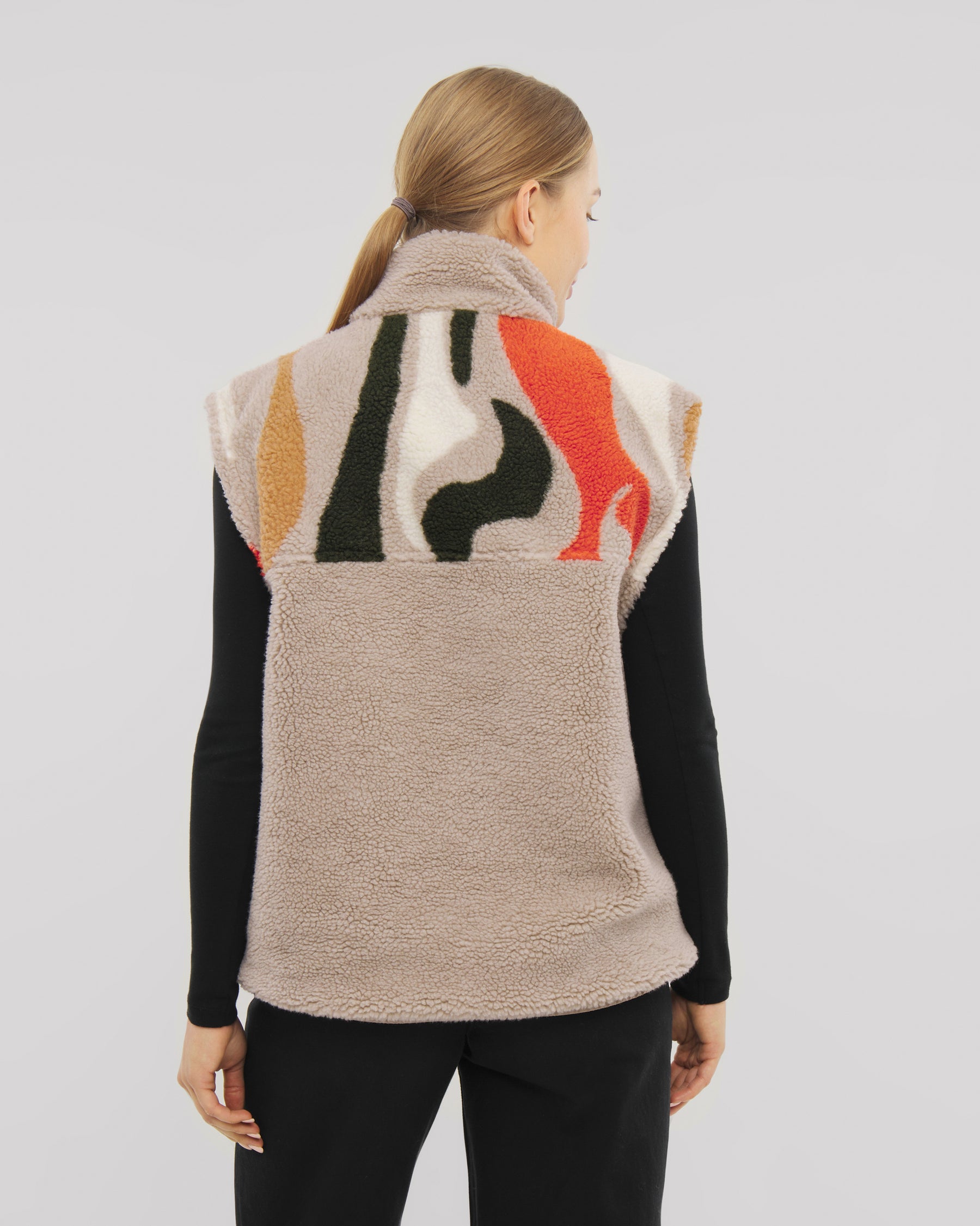 Unsere Bryson-Wendejacke bietet Damen eine Schlaufe auf der Rückenpartie und einen hohen Kragen für Wärme und Style. 