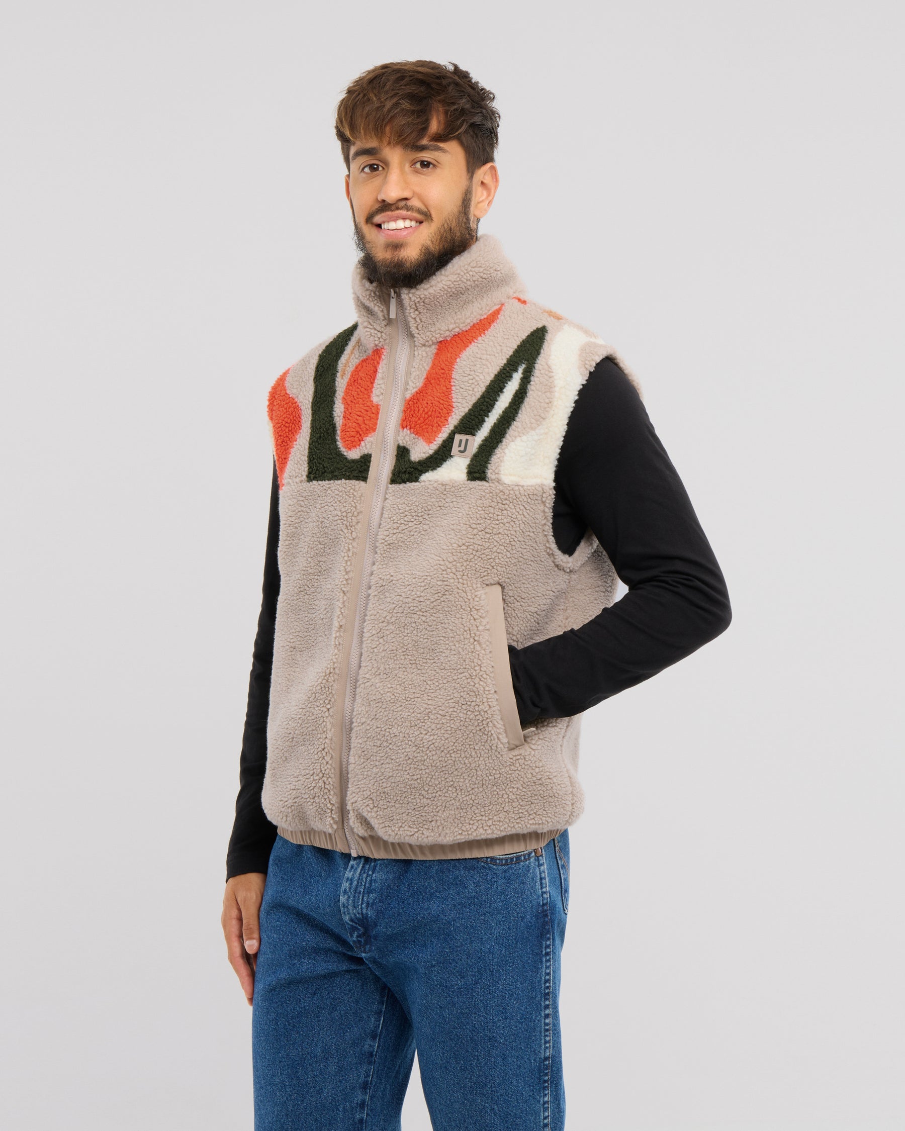 Bryson ist die Fleeceweste für alle Herren, die sich nicht nur auf einen Stoff und Style festlegen wollen. 