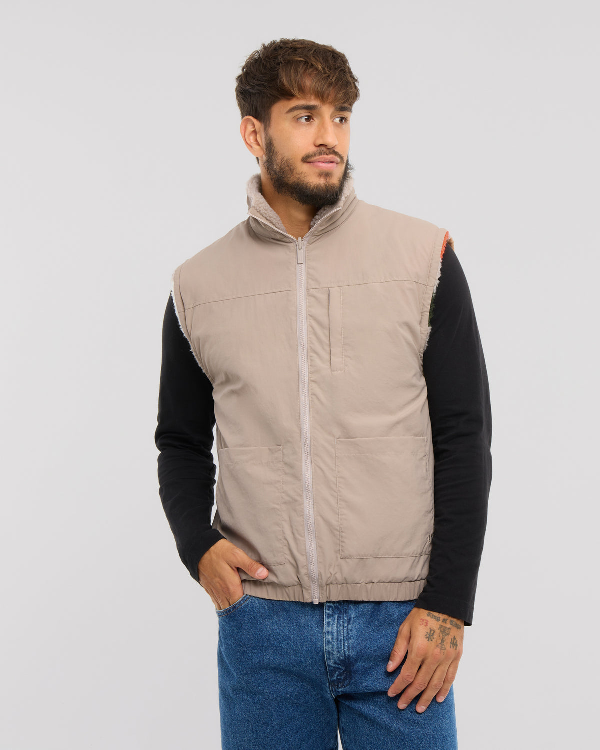 Die zweite Seite der Bryson-Wendejacke präsentiert sich in schlichtem und funktionalem Beige. 