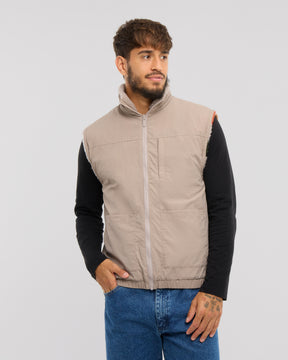 Die zweite Seite der Bryson-Wendejacke präsentiert sich in schlichtem und funktionalem Beige. 