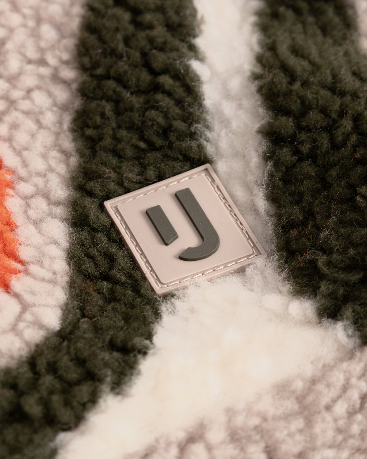Die dezente Logo-Badge auf der Bryson Wendejacke ist passend auf der Vorderseite platziert. 