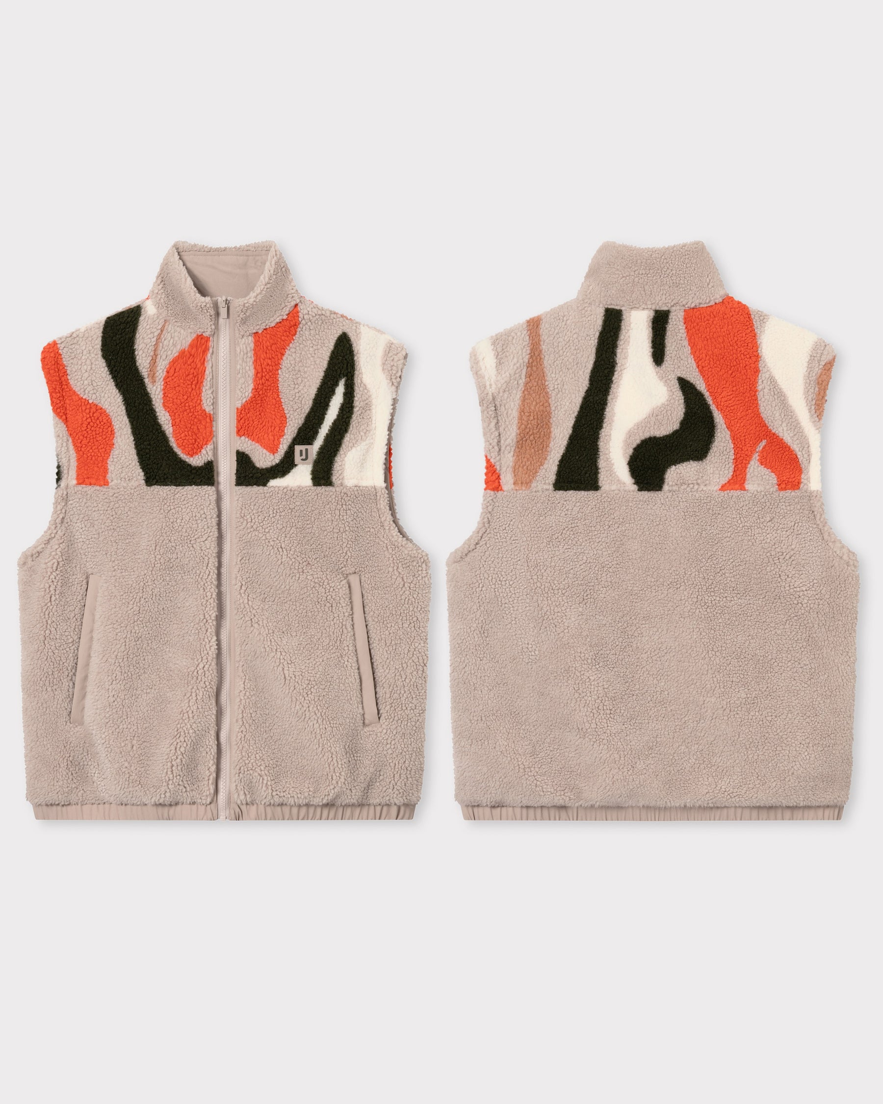 Kuscheliger Teddyfleece sorgt für einen cozy Look und bietet mit seinem hohen Kragen besten Schutz vor Wind.