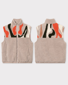 Kuscheliger Teddyfleece sorgt für einen cozy Look und bietet mit seinem hohen Kragen besten Schutz vor Wind.
