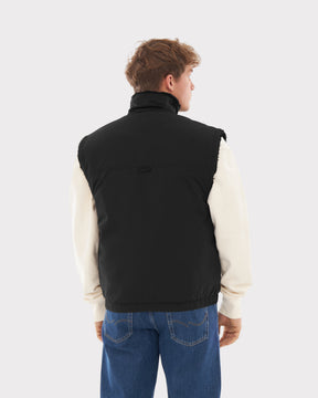 Männliches Modell trägt schwarze Teddy Fleeceweste 'Bryson', weiße Langarmshirt und blaue Jeans, Rückansicht