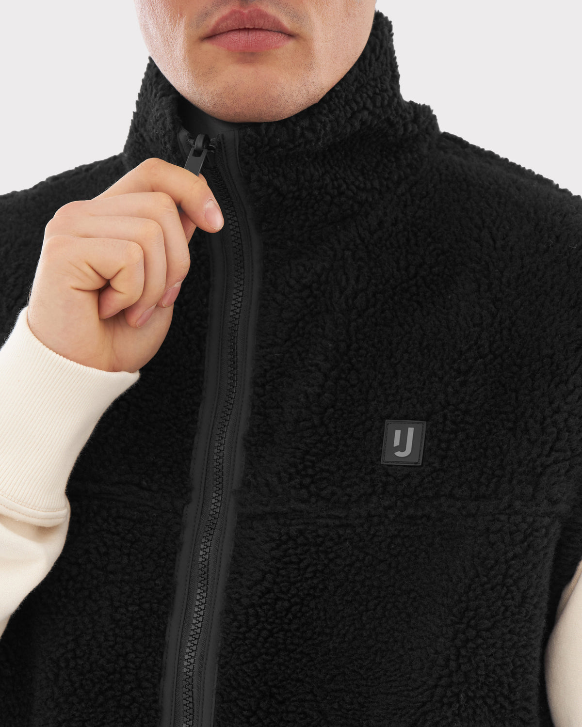 Schwarze Teddy Fleeceweste 'Bryson' von Johnny Urban mit hohem Kragen, Reißverschluss und Logo-Patch