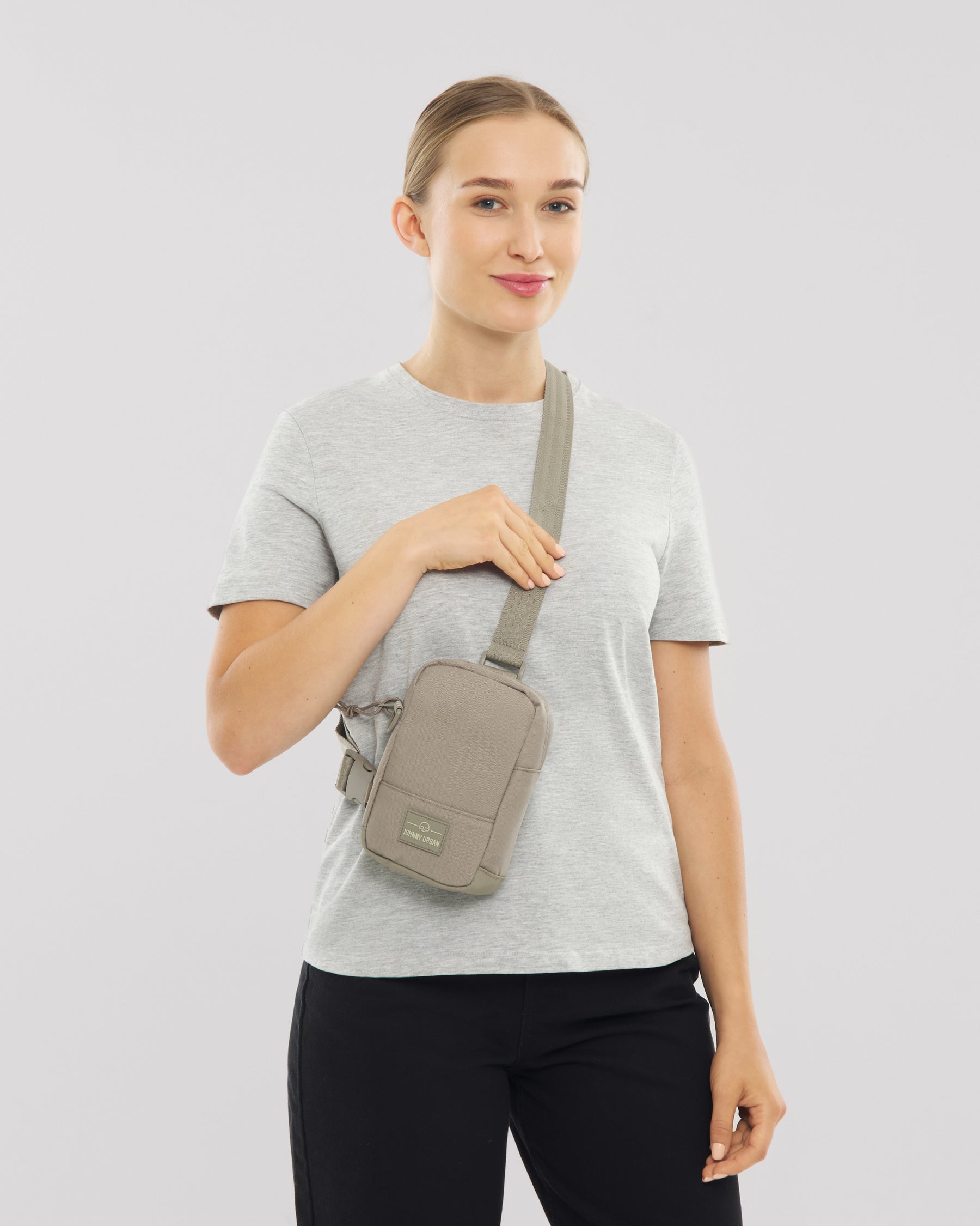 Unser weibliches Model zeigt sich hier mit dem Johnny Urban Front Pack "Arthur" in braun. 
