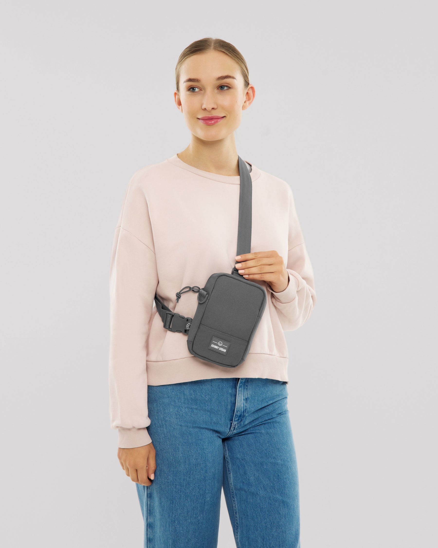 Unser weibliches Model zeigt sich hier mit dem Johnny Urban Front Pack "Arthur" in grau. 