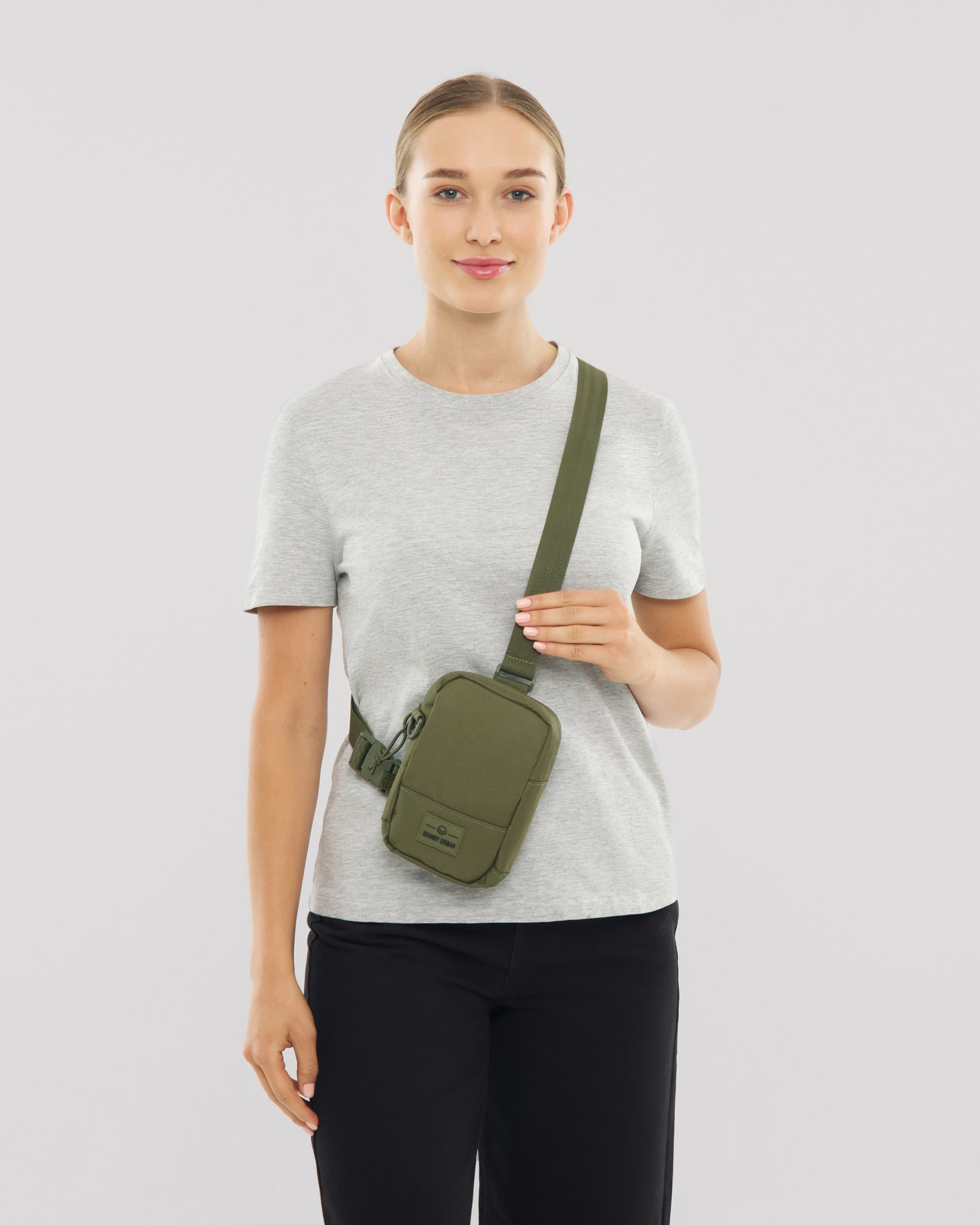 Unser weibliches Model zeigt sich hier mit dem Johnny Urban Front Pack "Arthur" in olive. 